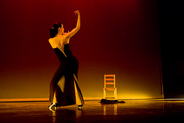 Association ASI SE BAILA  Ayguesvives  - Hommage a Barbara. Son pere, l'aigle noir vient troubler ses nuits, detruire son innocence, briser le silence... - Choregraphie : Jessica Planques